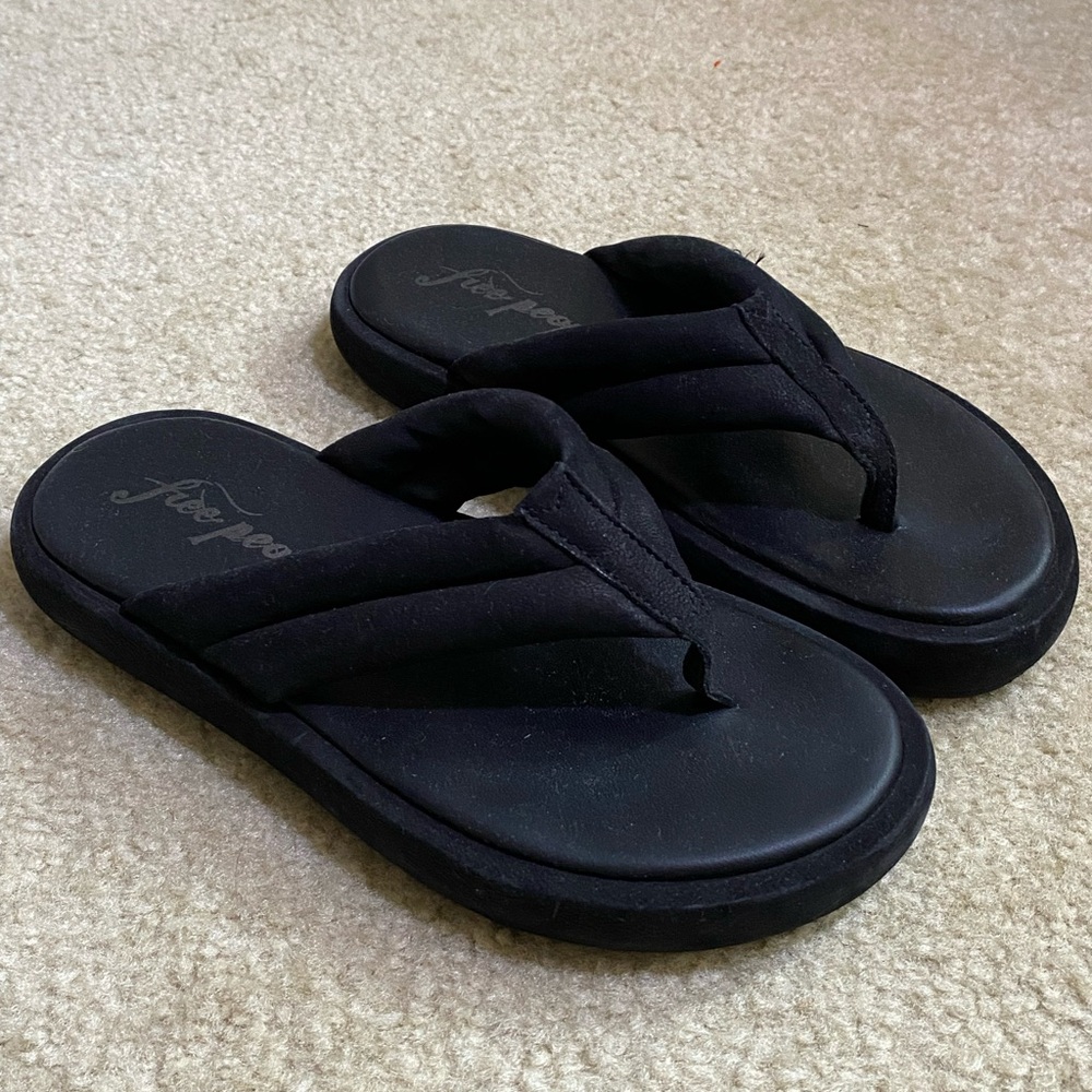 Free People Black Foam Thong Sandals - Picture 2 of 4